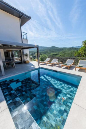 NOUVEAU ! Maison de standing avec piscine et climatisation entre mer et montagnes